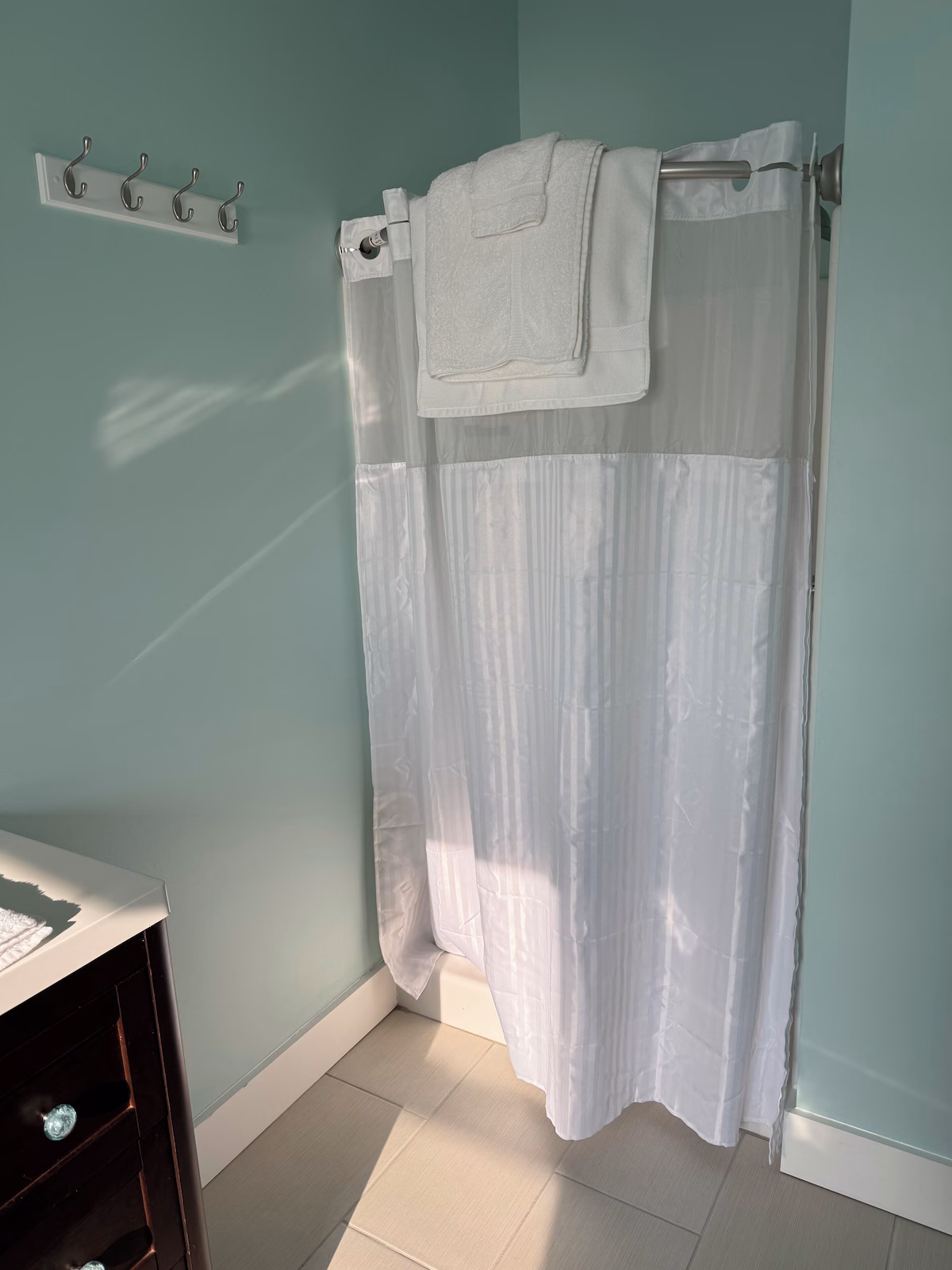 Bayview House lake room shower